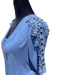 New Directions Women’s M top, blue with embroidery on sleeves